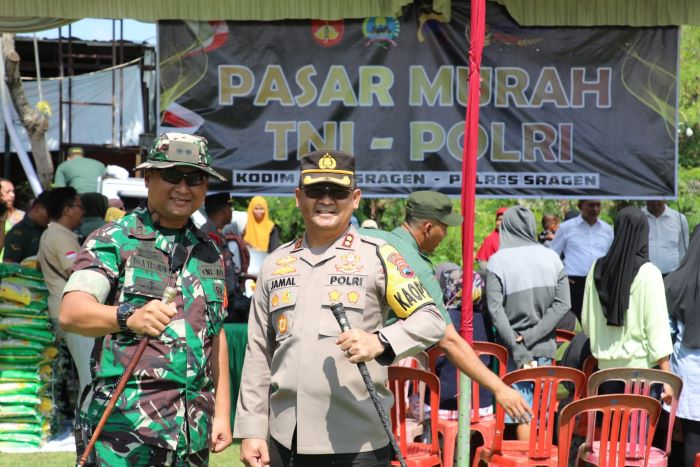 Kodim dan Polres  Sragen bekerja sama dalam menggelar pasar murah dalam rangkaian TMMD Reguler ke-119. (AHMAD KHAIRUDIN/ RADAR SOLO)
