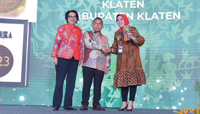 Bupati Klaten Sri Mulyani saat menerima penghargaan Adipura 2023 di Auditorium Dr. Soedjarwo, Gedung Manggala Wanabakti, Jakarta Pusat