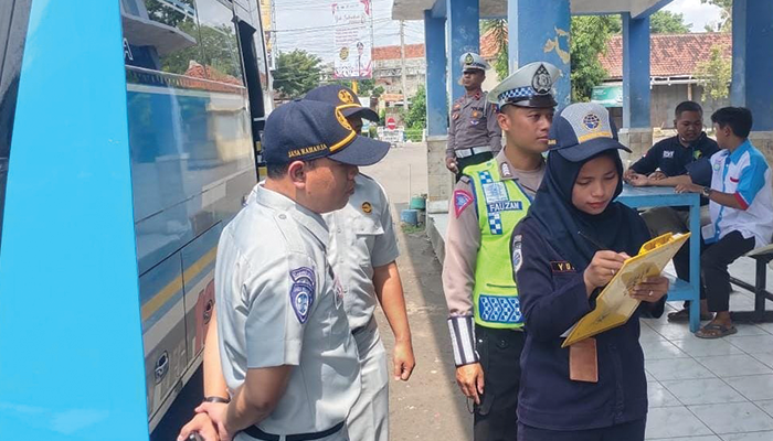 Tim Gabungan dari jajaran Satlantas dan Dinas Perhubungan Kabupaten Karanganyar bersama dengan petugas dari Jasa Raharja,