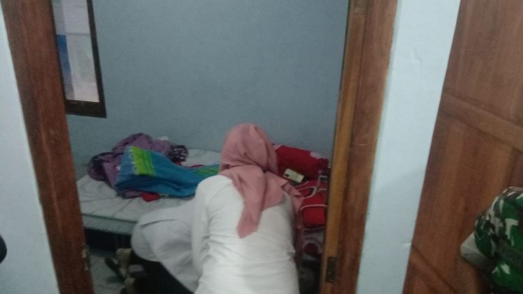 Petugas medis melakukan pemeriksaan mayat pria yang ditemukan di dalam kamar perumahan di Kampung Jarakan, Kelurahan Mandan, Kecamatan Sukoharjo Kota, Rabu (6/3). (IWAN KAWUL/RADAR SOLO)