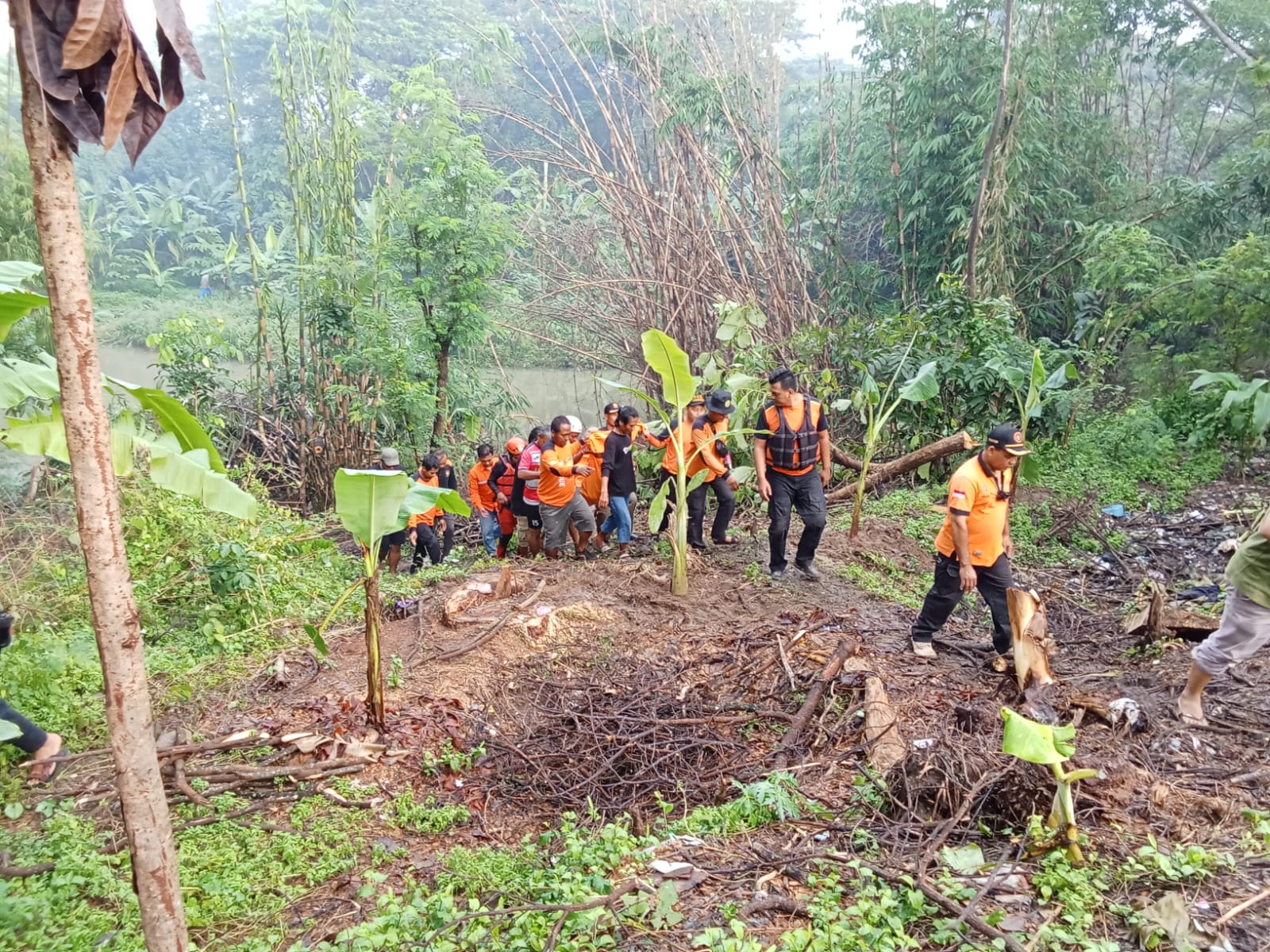 Proses pencarian bocah perempuan  yang tenggelam di Sukoharjo (IWAN KAWUL/ RADAR SOLO)