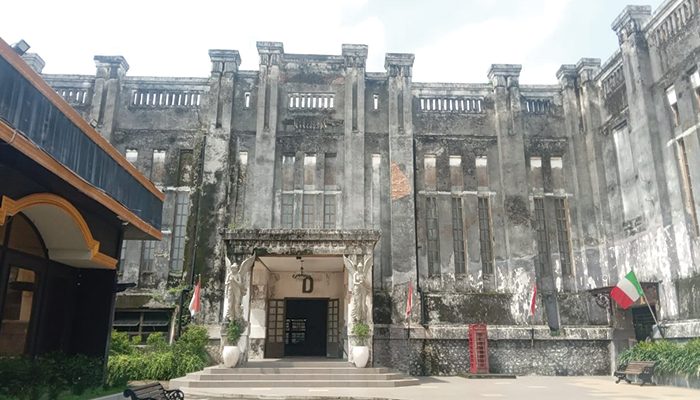 Wisata Klasik Bernuansa Eropa Rasa Madu Heritage Di Karatasura Solo.