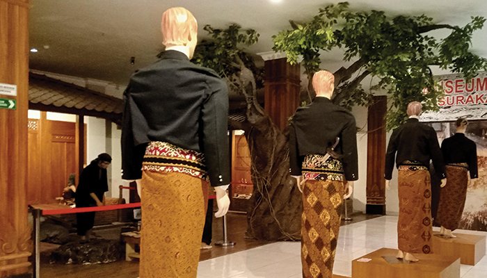 Manekin Ilustrasi Model Pria dengan Beskap Adat Jawa.