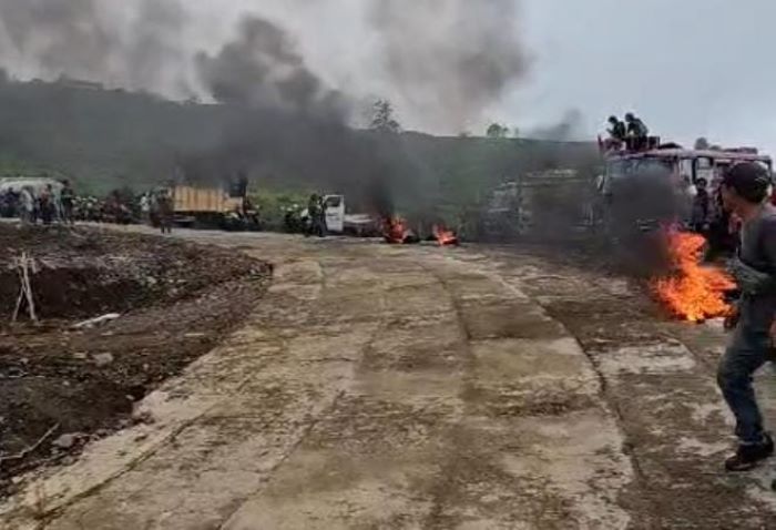 Massa membakar ban di kawasan kebun teh Kemuning, Kecamatan Ngargoyoso, Kabupaten Karanganyar, Kamis (7/3/2024). (RUDI HARTONO/ RADAR SOLO)