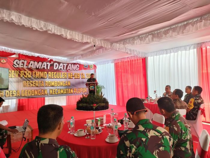 Dansatgas Kodim 0725/Sragen Letkol Inf Yoga Yastinanda, S.I.P. sampaikan paparan TMMD ke-119 kepada Ketua Tim Wasev Marsma TNI Dr. Agus Priyanto, psc., S.E., M.M., M.Sc (AHMAD KHAIRUDIN/ RADAR SOLO)