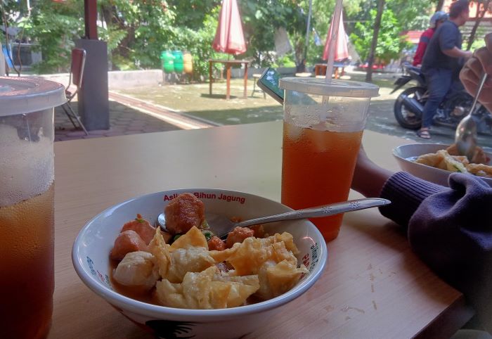 Bakso prasmanan yang ada di daerah UNS Solo (DOK.PRIBADI/ FATKHA PUTRI MEILIANA)