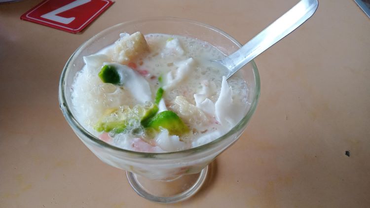 Es Teler nikmat yang disajikan di kedai Es Kobar (DOK. PRIBADI/ ELLEN FAHIRA AS SYAHRA)