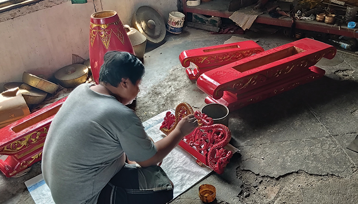 Salah satu karyawan Sukadi yang sedang mengerjakan finishing Gamelan.