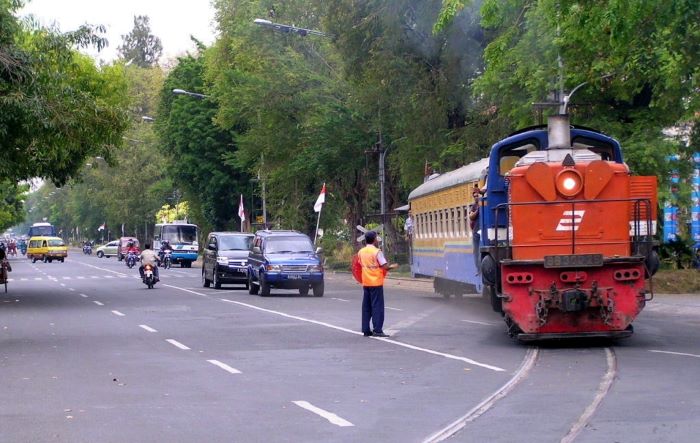 Rel bengkong di kawasan Purwosari Solo yang disebut menyimpan misteri  (DOK. WIKIPEDIA)