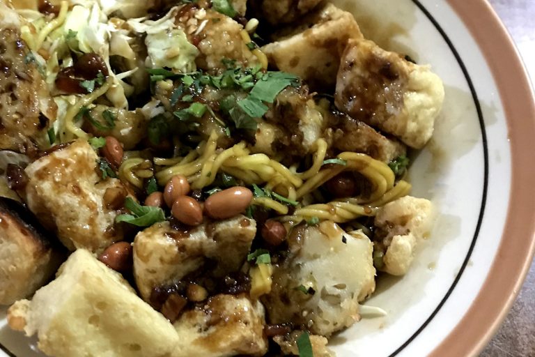 Tahu kupat, kuliner yang banyak digemari warga Solo (DOK. PARIWISATASOLO.SURAKARTA.GO.ID)