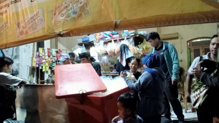 Potret Wedangan Mas Gondrong yang viral dengan sajian es teh di Solo (DOK. PRIBADI/ ELLEN FAHIRA AS SYAHRA)