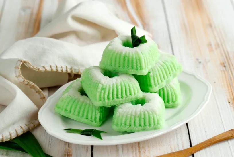 Potret kuliner legendaris yang kerap disajikan warga Solo di perkumpulan keluarga, kue putu ayu. (SASA.CO.ID)