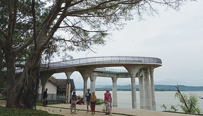 Jembatan Kaca OW WGM Senin (11/3).