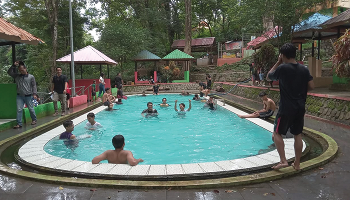 Pengunjung berenang di salah satu kolam di Batu Seribu.