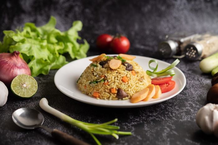 Resep nasi goreng yang simpel kiranya bisa dipraktekkan untuk menyiapkan menu sahur. (FREEPIK)