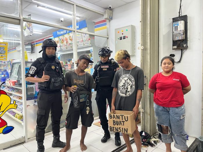 Tim Sparta Sat Samapta Polresta Solo mengamankan dua pemuda anak punk yang memalak pengunjung minimarket di Kadipolo, Senin dini hari (11/3/2024) (ISTIMEWA)