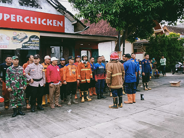 Pemadam kebakaran berada di depan gerai Super Chicken yang terbakar pada Senin (11/3). (AHMAD KHAIRUDIN/ RADAR SOLO)