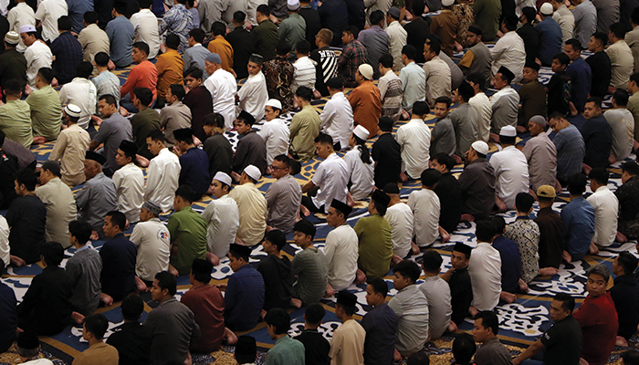 Pelaksanaan Sholat di Masjid Raya Zayed Solo pada (12/3).