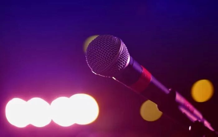 Ilustrasi karaoke, salah satu tempat yang diwajibkan tutup beberapa waktu selama bulan Ramadhan 2024 di Kota Solo (DOK. JAWAPOS.COM)