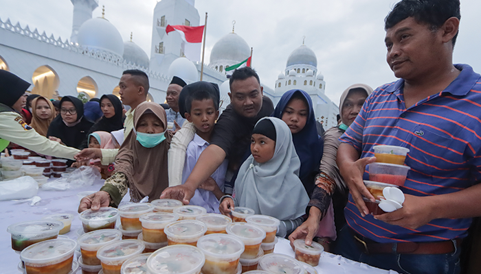 Kegiatan Buka Bersama di Masjid Raya Zayed Solo.