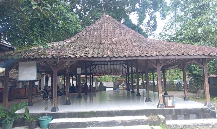Makam di Petilasan Keraton Kartasura ternyata menyimpan sejumlah misteri seperti banaspati dan orang yang dapat uang saat berdoa (DOK. PRIBADI/ AHMAD KHOLIK)