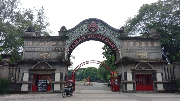Taman Sriwedari Solo rupanya menyimpan banyak misteri dengan salah satunya adalah keberadaan sosok kuntilanak. (DOK. PRIBADI/ AHMAD KHOLIK)