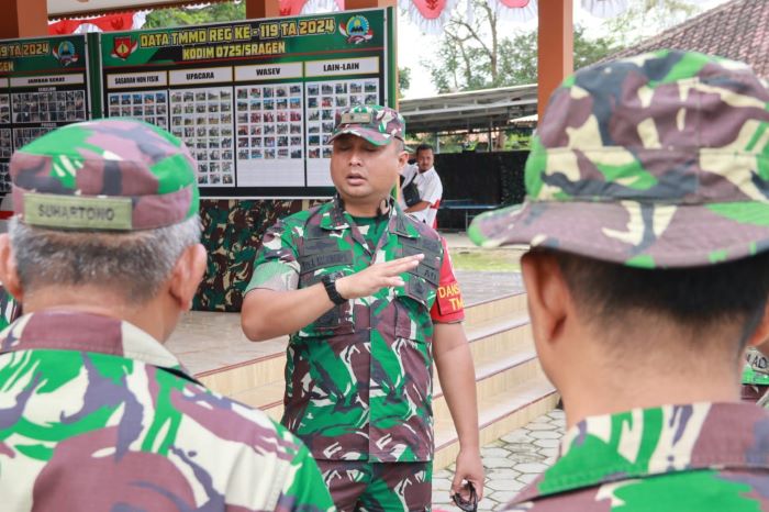Dandim 0725/Sragen Letkol Inf Yoga Yastinanda, S.I.P menyampaikan pesan kepada satgas TMMD Reguler ke-119 (AHMAD KHAIRUDIN/ RADAR SOLO)