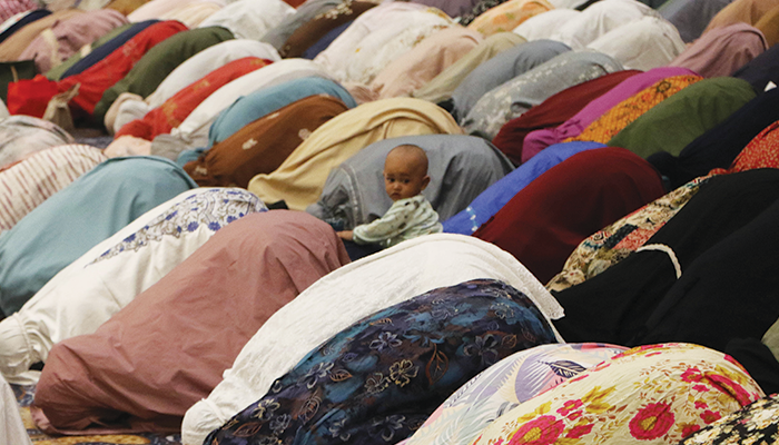 Sholat Traweh Berjamaah di Masjid Sheikh Zayed Solo.