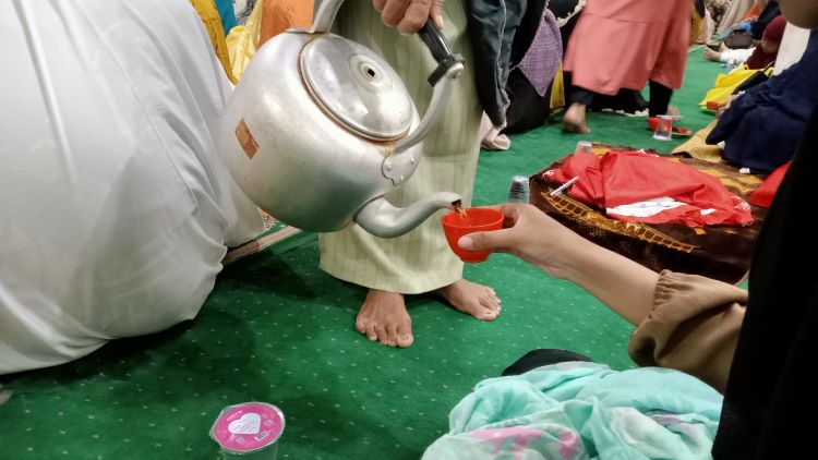 Suasana buka puasa yang hangat di Masjid Assegaf (DOK. PRIBADI/ ELLEN FAHIRA AS SYAHRA)