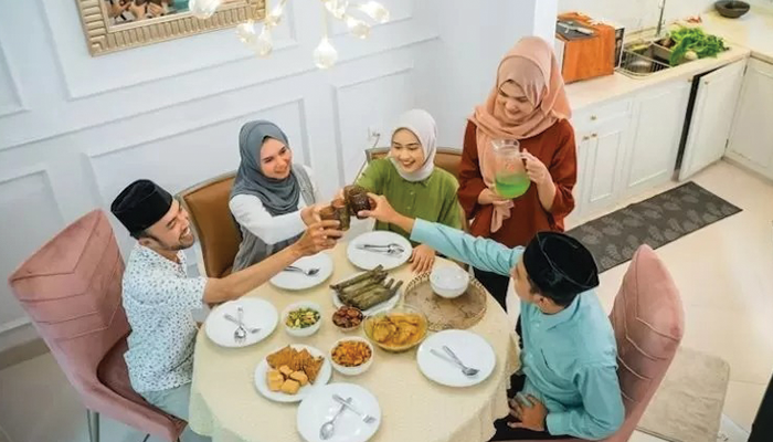 Tips memilih makanan bergizi saat berbuka puasa dan juga sarana merekatkan diri sesama anggota keluarga.