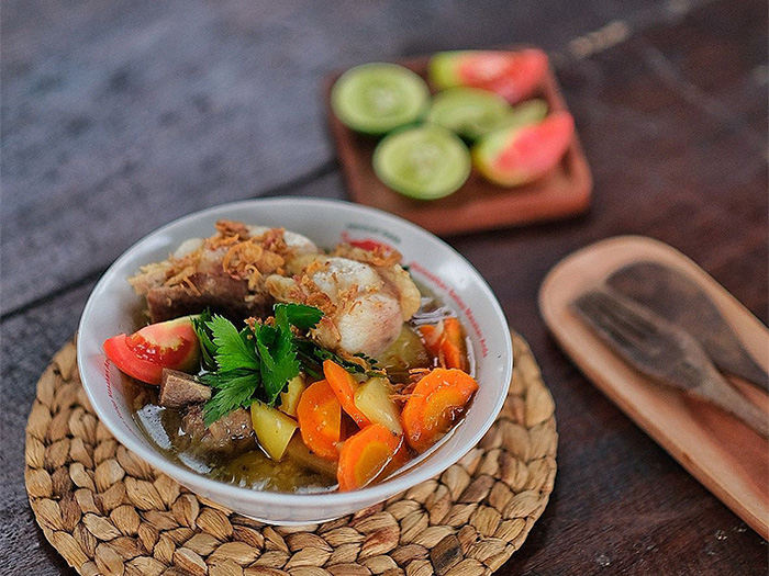 Sop Iga Sapi di Warung Soto Jimboeng yang bisa jadi menu andalan warga Solo Raya untuk buka puasa. (IWAN KAWUL/ RADAR SOLO)