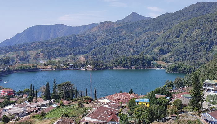 Pesona Kecantikan Telaga Sarangan yang berapa di Solo Raya.