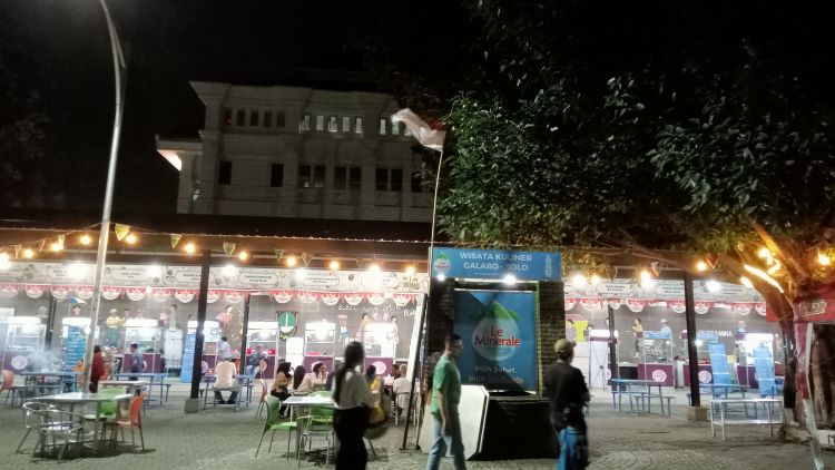Suasana di kawasan Kuliner Malam Galabo yang bisa jadi rekomendasi tempat buka puasa (DOK. PRIBADI/ ELLEN FAHIRA AS SYAHRA)