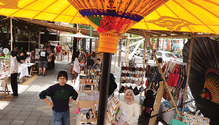 Suasana di Solo Art Market yang menampilkan berbagai UMKM dengan barang dagangannya.