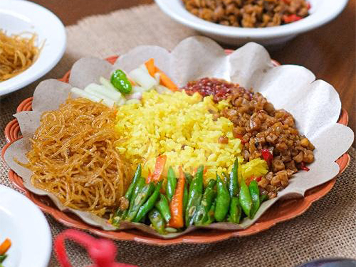 Nasi Kuning yang tersedia di salah satu warung di Serengan yang bisa jadi rekomendasi kuliner malam dan buka puasa warga Solo (GOFOOD.CO.ID)