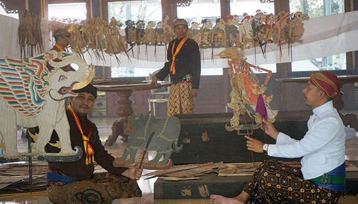 Ritual Ngisis Wayang yang dilakukan di Sasana Handrawina, Keraton Surakarta.