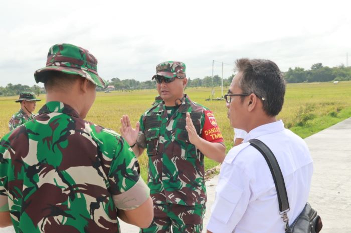 Letkol Inf Yoga Yastinanda, S.I.P  selaku Dansatgas menyampaikan pesan di babak akhir TMMD Reguler 119 Kodim 0725/Sragen. (AHMAD KHAIRUDIN/ RADAR SOLO)