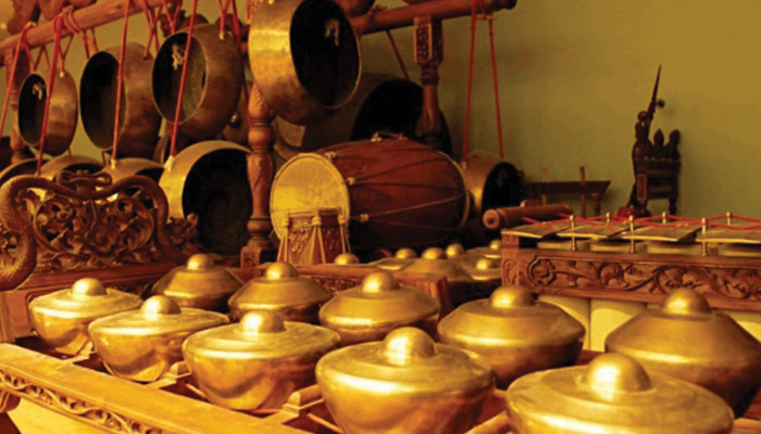 Ilustrasi gamelan yang digunakan dalam kesenian karawitan.