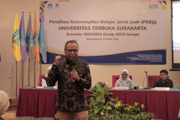 Kepala Dinas Pendidikan Karanganyar, Drs. Agam Bintoro, M.Si hadir dalam kegiatan Pelatihan Ketrampilan Belajar Jarak Jauh (PKBJJ) untuk mahasiswa baru Universitas Terbuka (UT) (UNIVERSITAS TERBUKA)