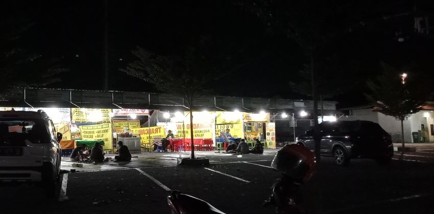 Kuliner Kota Barat menjadi salah satu tempat pilihan warga Solo saat mencari menu buka puasa. (DOK. PRIBADI/ ELLEN FAHIRA AS SYAHRA)