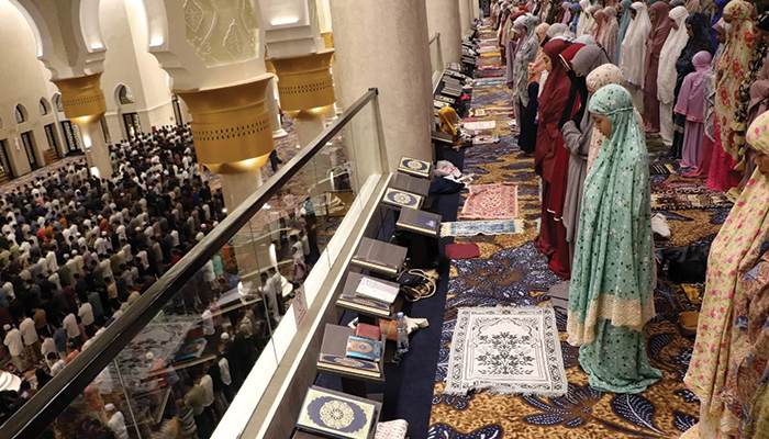Hukum berpuasa namun tidak sholat 5 waktu.