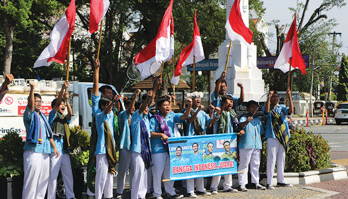 Puluhan siswa SMP Muhammadiyah 1 Simpon turun ke jalan membentangkan spanduk di depan Balai Kota Solo, kemarin (19/3).
