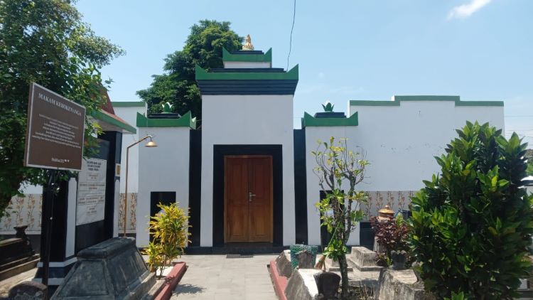 Makam Kebo Kenongo yang disebut bisa menyimpan misteri tentang dua pohon sawo manilo yang jadi media penghapus dosa. (DOK. PRIBADI/ AHMAD KHOLIK)
