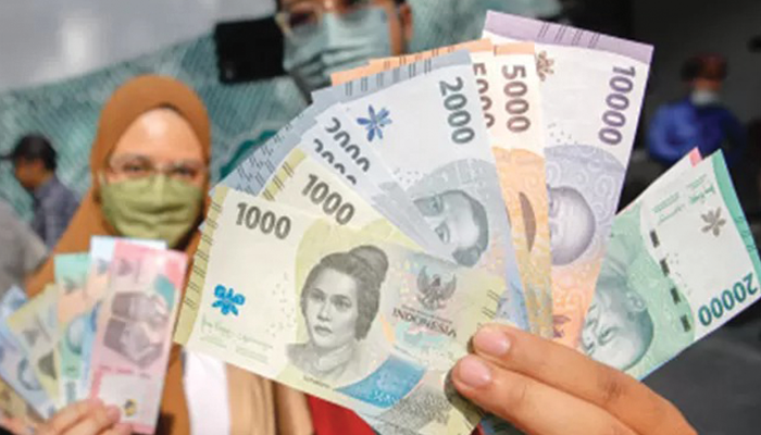 Tradisi Bagikan Uang Baru Saat Lebaran.