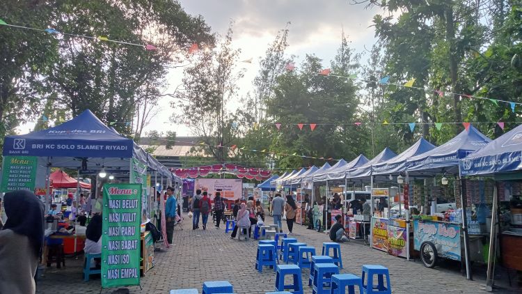 Suasana di Pasar Takjil Manahan 2024 yang menyajikan beragam kuliner yang bisa diburu warga Solo (DOK. PRIBADI/ ELLEN FAHIRA AS SYAHRA)