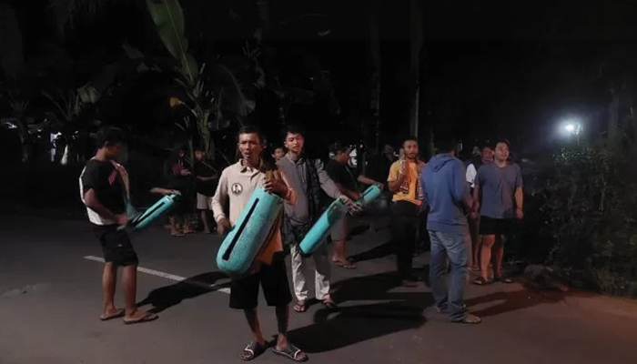 Membangunkan sahur.