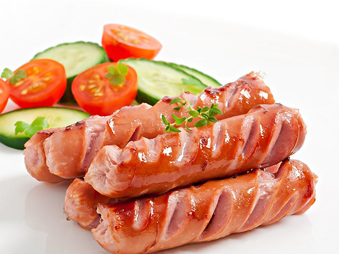 Sosis asam manis yang menjadi salah satu resep yang bisa dipraktikkan anak kos untuk jadi menu sahur. (FREEPIK)