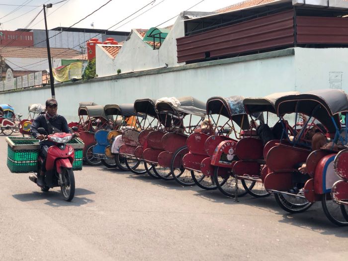 Deretan becak yang di Pasar Klewer Solo yang siap memberikan pengalaman menarik saat berkeliling Kota Solo. (DOK. PRIBADI/ NISA)