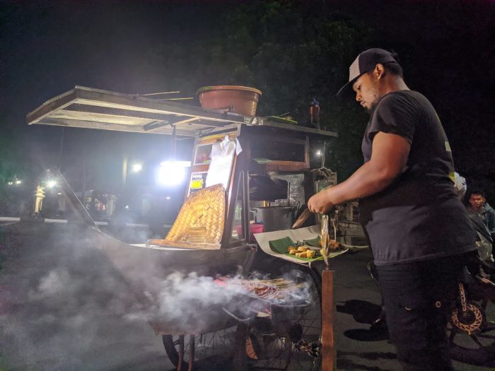 Cak Ndut, salah satu penjual sate ayam Madura di ISI Solo yang punya kisah unik dan filosi menarik tentang gerobak kapal. (DOK. PRIBADI/ SISCA)