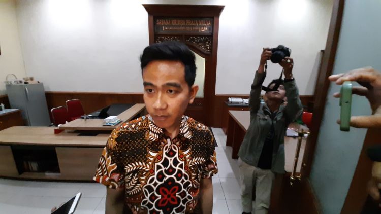 Wali Kota Solo, Gibran Rakabuming, memberikan tanggapan soal isu kerenggangan Presiden Jokowi dan Prabowo Subianto (SILVESTER K./ RADAR SOLO)